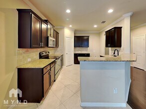 5813 Valley Haven Way in Fort Worth, TX - Foto de edificio - Building Photo