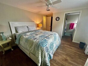 5742 Camelot Dr N in Sarasota, FL - Building Photo - Building Photo