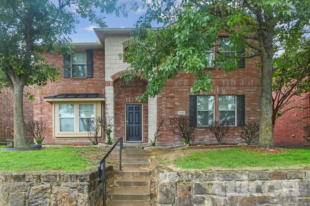 1242 Yukon Dr in Glenn Heights, TX - Foto de edificio