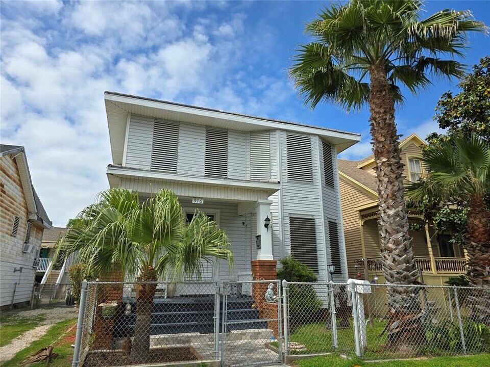 916 Avenue H in Galveston, TX - Building Photo