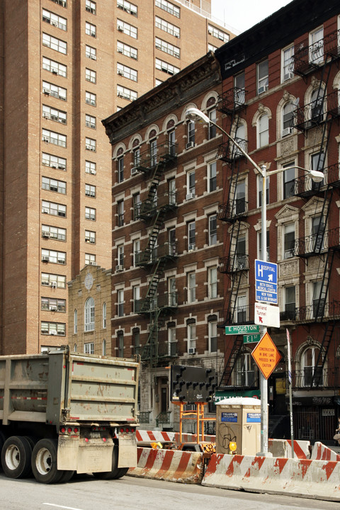 110-112 E 1st St in New York, NY - Foto de edificio