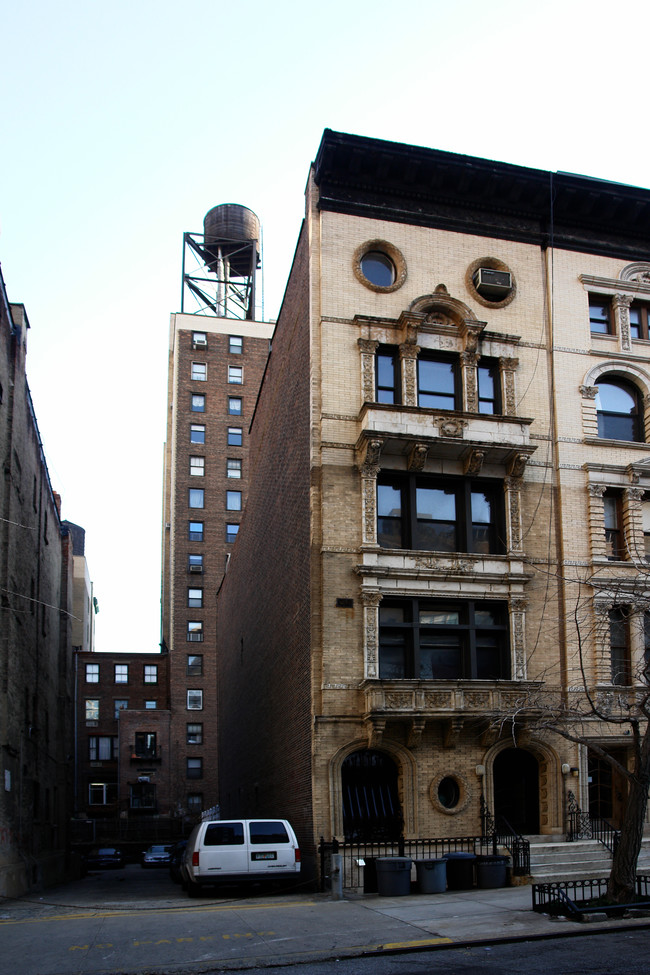 343 W 71st St in New York, NY - Building Photo - Building Photo