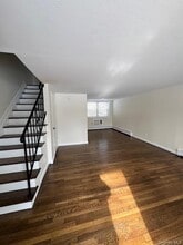 1 Gilbert Ave in Smithtown, NY - Building Photo - Building Photo