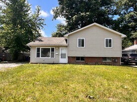 210 Kenyon Rd in Eastlake, OH - Building Photo