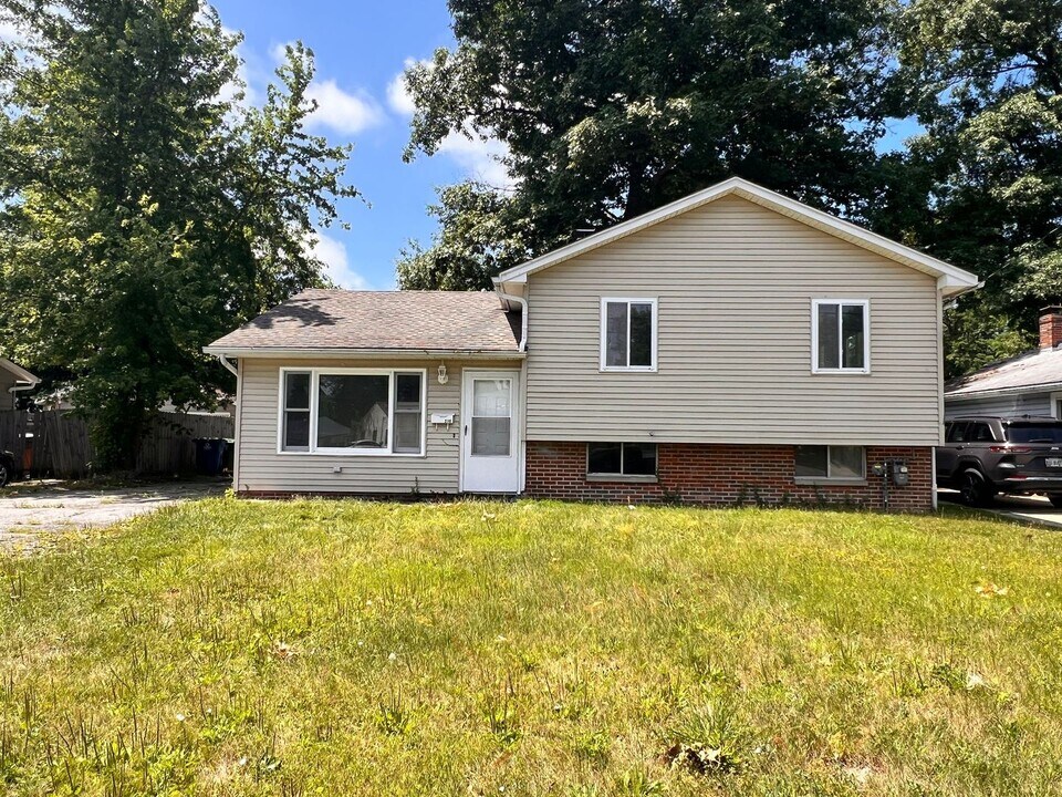 210 Kenyon Rd in Eastlake, OH - Building Photo