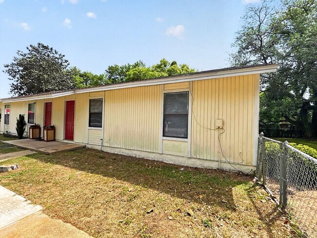 208 Squirrel Haven Rd in Mary Esther, FL - Building Photo - Building Photo