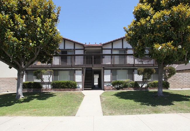 811 W Glentana St in Covina, CA - Foto de edificio - Building Photo