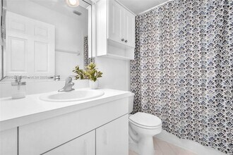 16411 Sapphire Bend in Weston, FL - Building Photo - Building Photo