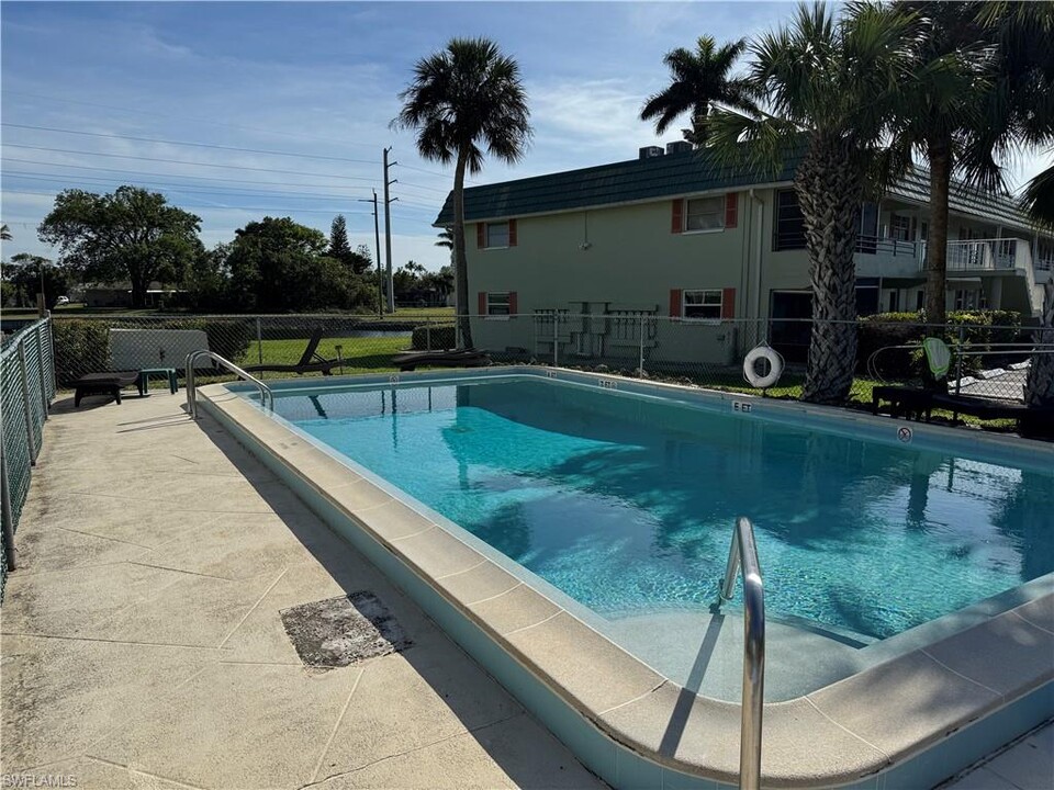 100 Valley Stream Dr, Unit 100 Valley Stream Drive # in Naples, FL - Foto de edificio