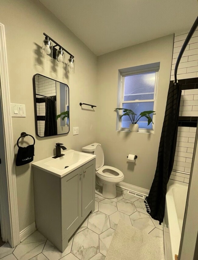 1954 E 73rd Pl, Unit 1 in Chicago, IL - Building Photo - Building Photo