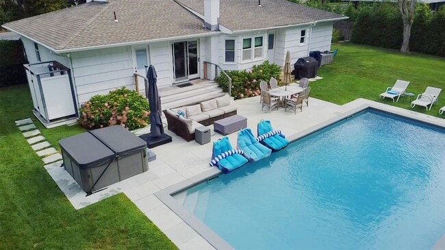 13 Sherwood Rd in Hampton Bays, NY - Building Photo - Building Photo