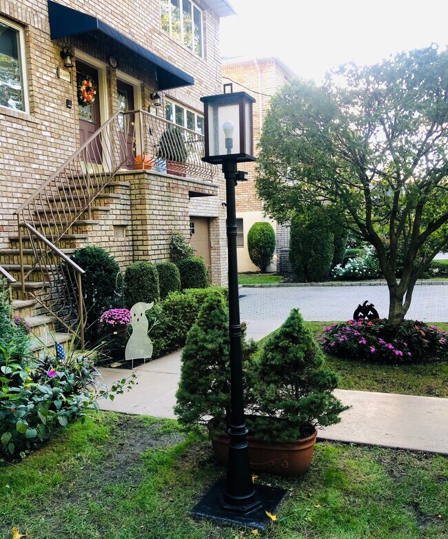 10 Lawton Ln, Unit ground floor walk in in Bronxville, NY - Building Photo - Building Photo