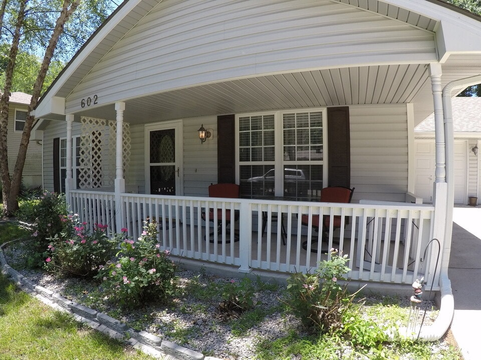 602 Hamblen Rd in Greenwood, MO - Building Photo