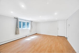 51 Bellwood Dr in New Hyde Park, NY - Building Photo - Building Photo