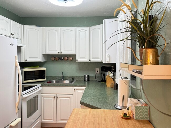 property at 2840 Cynthia Ln