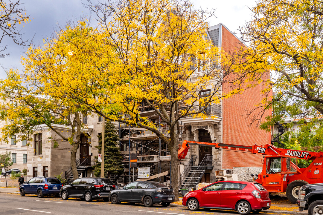 815-831 Viger Av E in Montréal, QC - Building Photo