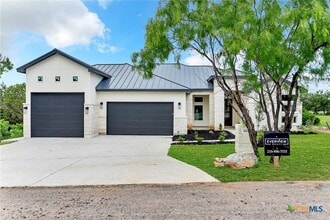 102 Prairie in Horseshoe Bay, TX - Foto de edificio - Building Photo