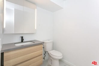 560 Kings Rd in West Hollywood, CA - Building Photo - Building Photo