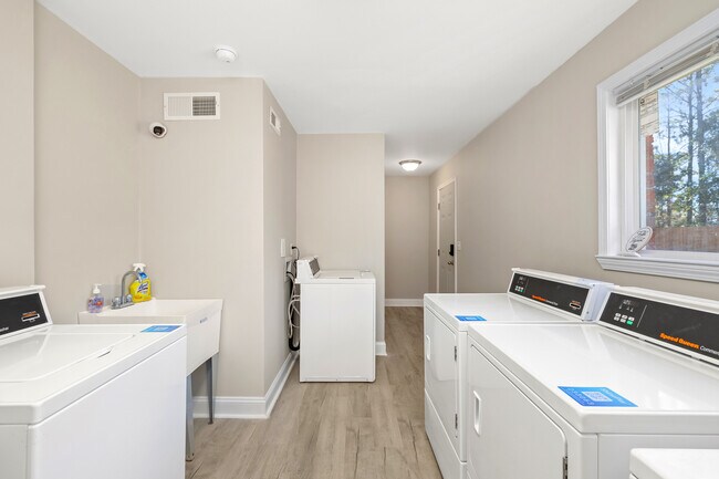 Pinedale Apartments in Sumter, SC - Foto de edificio - Building Photo