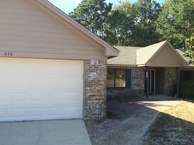 616 Avenue De La Dauphine in Mary Esther, FL - Building Photo