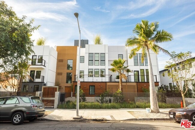 547 N Sweetzer Ave in West Hollywood, CA - Building Photo - Building Photo