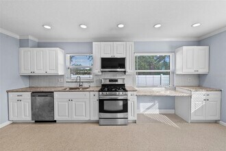 7499 Oak St NE in St. Petersburg, FL - Building Photo - Building Photo