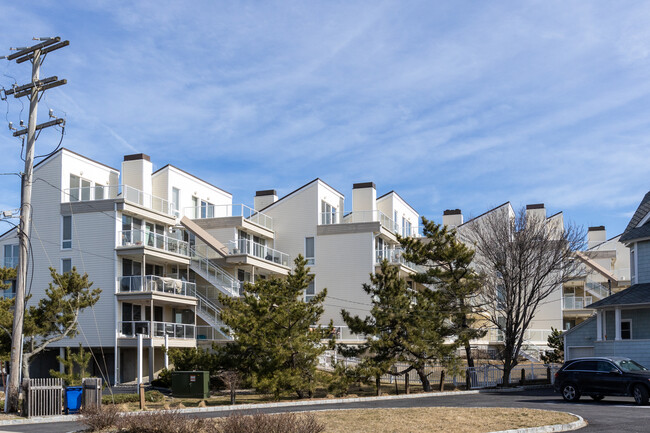 477 Ocean Ave N in Long Branch, NJ - Building Photo - Building Photo