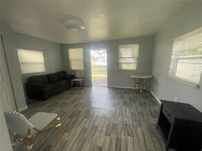 5475 42nd St N in St. Petersburg, FL - Foto de edificio - Building Photo