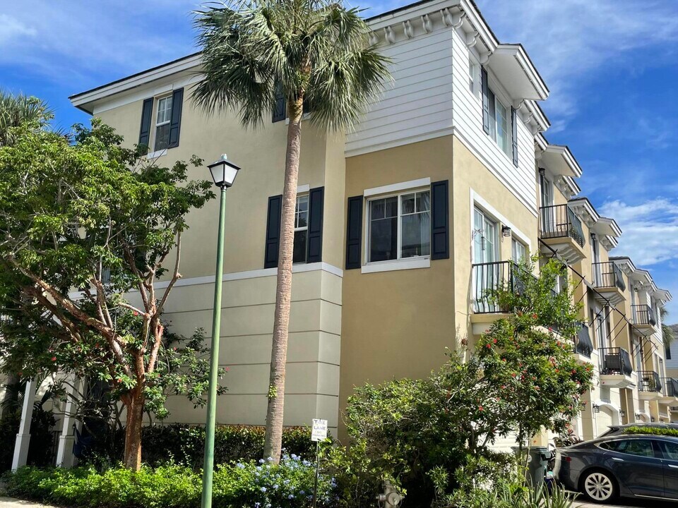552 NW 39th Cir in Boca Raton, FL - Building Photo