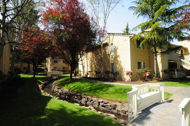 Surrey Downs Apartments in Bellevue, WA - Foto de edificio - Building Photo