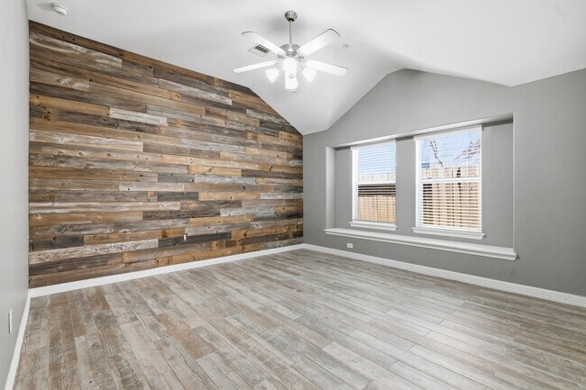 property at 1715 Round Oak Ln