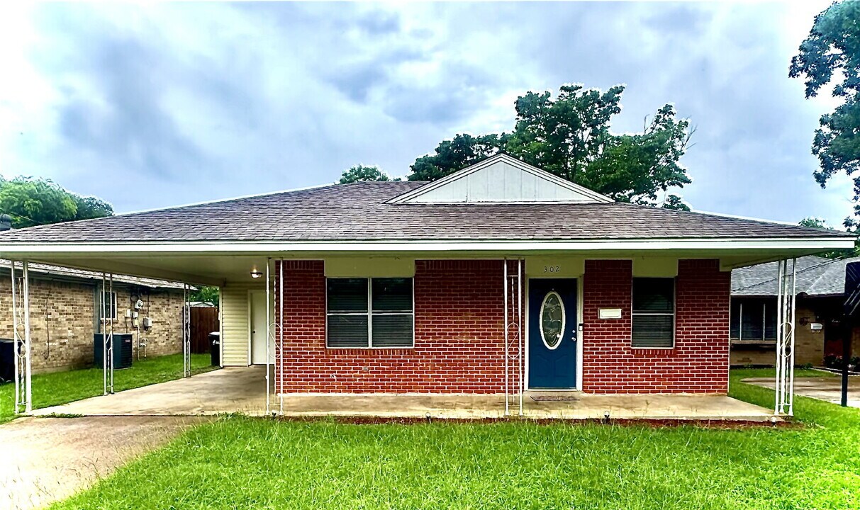 302 Tena St in Jacksonville, TX - Building Photo