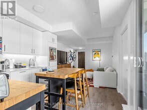 297 College St in Toronto, ON - Building Photo - Building Photo