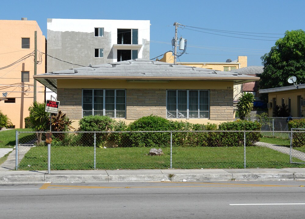 2121 SW 1st St in Miami, FL - Building Photo