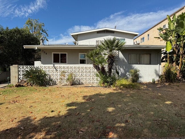709 E Magnolia Blvd, Unit B in Burbank, CA - Foto de edificio - Building Photo