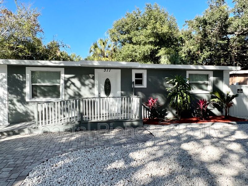 311 E Harrison St in Tarpon Springs, FL - Building Photo