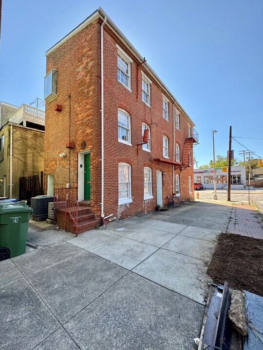 21 W Montgomery St in Baltimore, MD - Building Photo