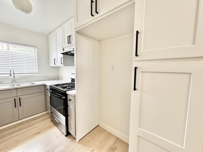 10208 Regent St in Los Angeles, CA - Building Photo - Building Photo