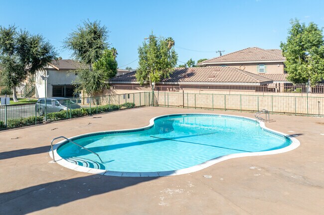 Village Green in Moreno Valley, CA - Foto de edificio - Building Photo