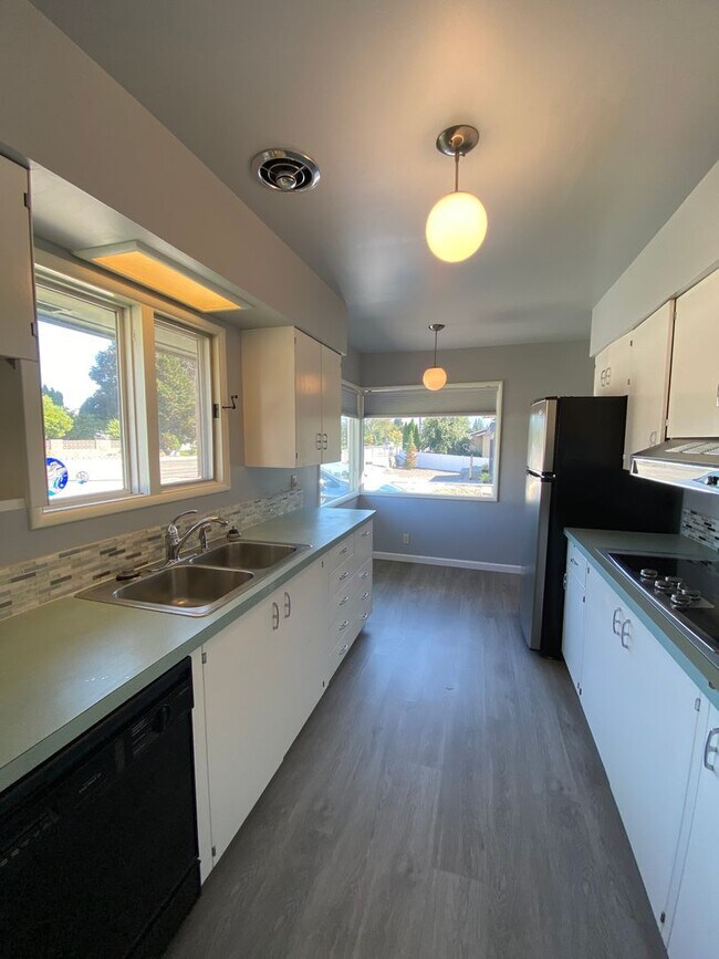 1530 Eastmont Ave in East Wenatchee, WA - Building Photo - Building Photo