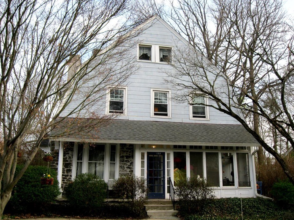 122 Elmwood Ave in Narberth, PA - Building Photo