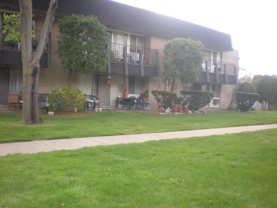 9081 Wayne Rd, Unit b6 in Livonia, MI - Building Photo