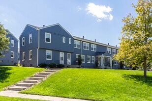 Colonial Park in Omaha, NE - Building Photo
