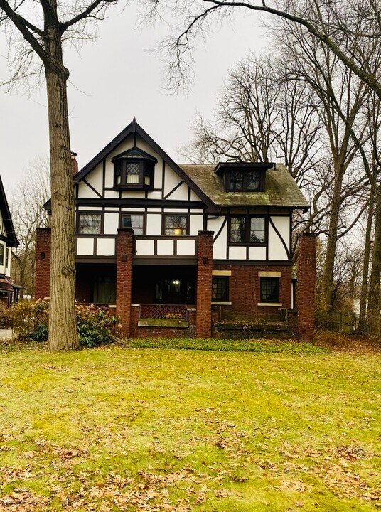 607 Copley Rd in Akron, OH - Building Photo