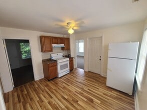 298 Howe Ave, Unit 2nd Floor in Shelton, CT - Foto de edificio - Building Photo