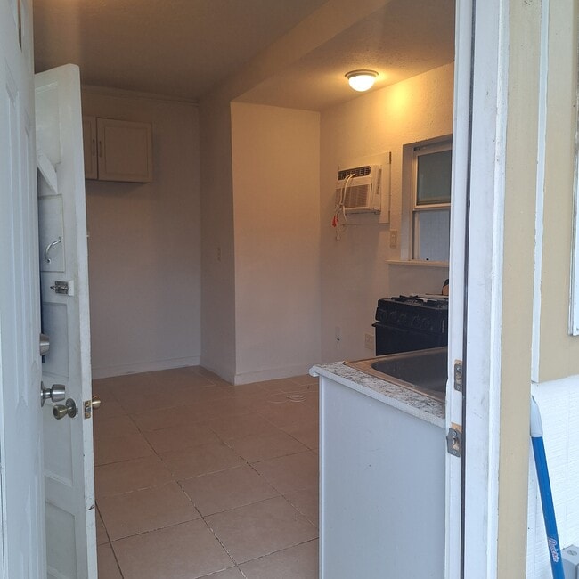 910 Adele St, Unit Apt. 9 in Houston, TX - Building Photo - Building Photo