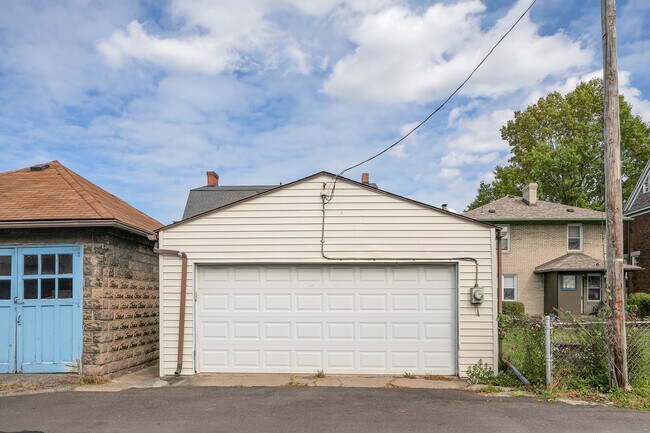 713 Clinton Pl in Pittsburgh, PA - Foto de edificio - Building Photo