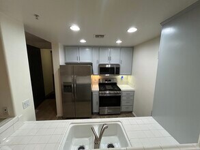 12963 W Runway Rd, Unit 318 in Los Angeles, CA - Foto de edificio - Building Photo