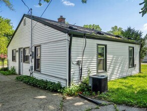 594 E Barrett Ave in Madison Heights, MI - Building Photo - Building Photo