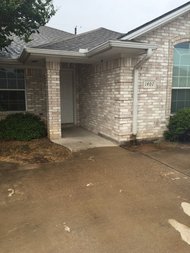 1405-1407 Western Oaks Ct in Bryan, TX - Foto de edificio - Building Photo